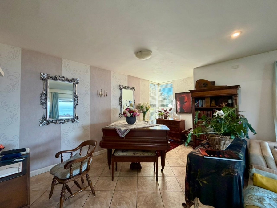 4 Bedroom Property for Sale in Constantia Kloof Western Cape